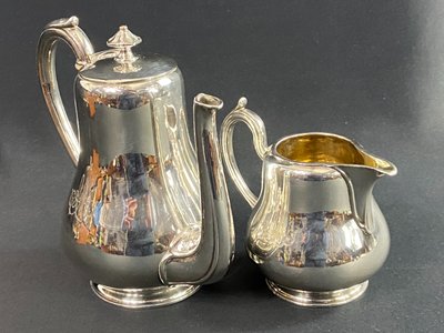Kaffeekanne und Milchkännchen mit Monogramm MA aus versilbertem Metall signiert CHRISTOFLE