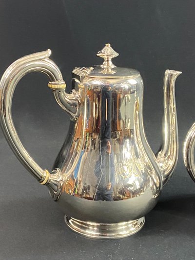 Kaffeekanne und Milchkännchen mit Monogramm MA aus versilbertem Metall signiert CHRISTOFLE