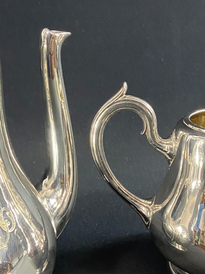 Kaffeekanne und Milchkännchen mit Monogramm MA aus versilbertem Metall signiert CHRISTOFLE