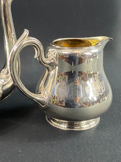 Kaffeekanne und Milchkännchen mit Monogramm MA aus versilbertem Metall signiert CHRISTOFLE