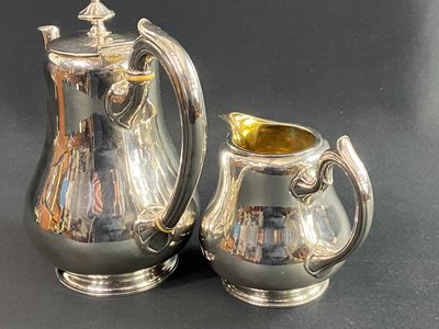 Kaffeekanne und Milchkännchen mit Monogramm MA aus versilbertem Metall signiert CHRISTOFLE