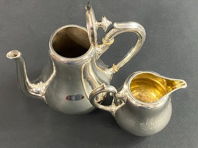 Kaffeekanne und Milchkännchen mit Monogramm MA aus versilbertem Metall signiert CHRISTOFLE