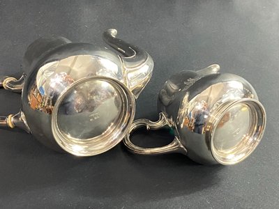 Kaffeekanne und Milchkännchen mit Monogramm MA aus versilbertem Metall signiert CHRISTOFLE