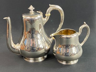 Kaffeekanne und Milchkännchen mit Monogramm MA aus versilbertem Metall signiert CHRISTOFLE