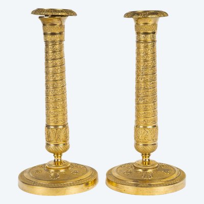 Ein Paar kleine Kerzenhalter aus vergoldeter Bronze mit Vendôme-Säulendekor aus der Empire-Epoche um 1810