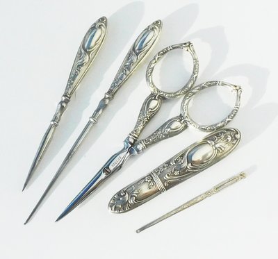 Bellissimo kit da cucito in argento massiccio in stile Art Nouveau. Contiene un paio di forbici da ricamo.