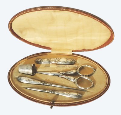 Bellissimo kit da cucito in argento massiccio in stile Art Nouveau. Contiene un paio di forbici da ricamo.