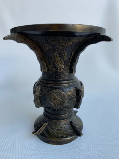 Vase japonais en bronze XIXe avec dorure décor d'animaux ciselé ailettes
