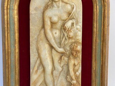 Targa in alabastro con bassorilievo Venus aux Amours Cornice in velluto rosso dorato del XIX secolo