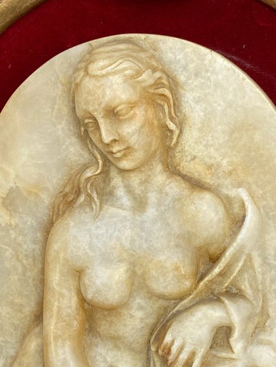 Targa in alabastro con bassorilievo Venus aux Amours Cornice in velluto rosso dorato del XIX secolo