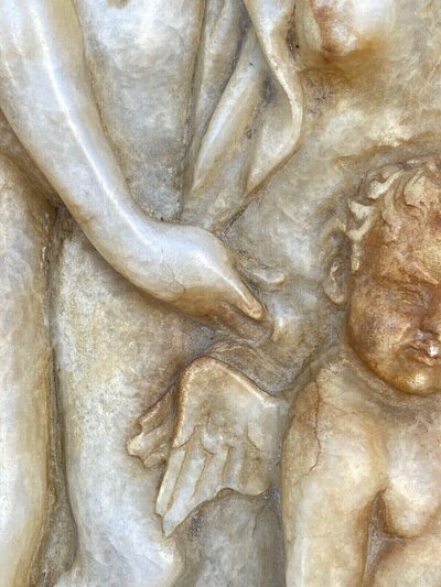 Targa in alabastro con bassorilievo Venus aux Amours Cornice in velluto rosso dorato del XIX secolo
