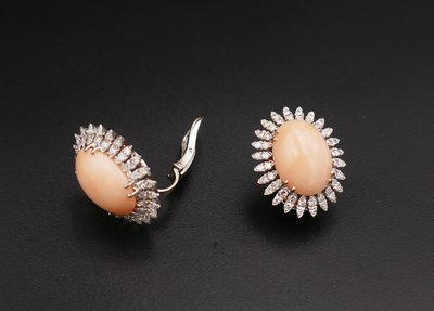 Orecchini Peau d'Ange in corallo con diamanti, oro 18 carati.