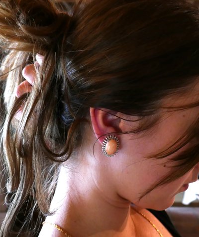 Orecchini Peau d'Ange in corallo con diamanti, oro 18 carati.