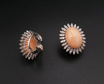 Orecchini Peau d'Ange in corallo con diamanti, oro 18 carati.