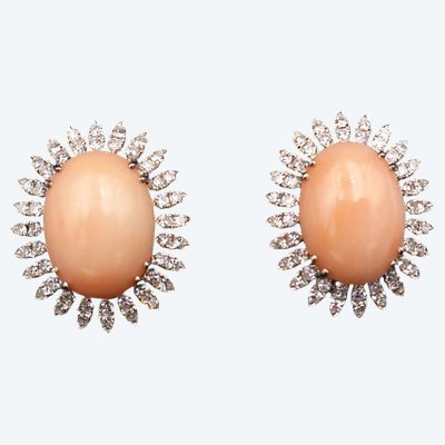 Orecchini Peau d'Ange in corallo con diamanti, oro 18 carati.