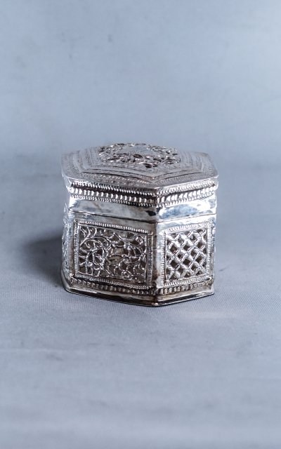 Hexagonal silver betel lime box Burma 79g