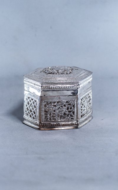 Hexagonal silver betel lime box Burma 79g
