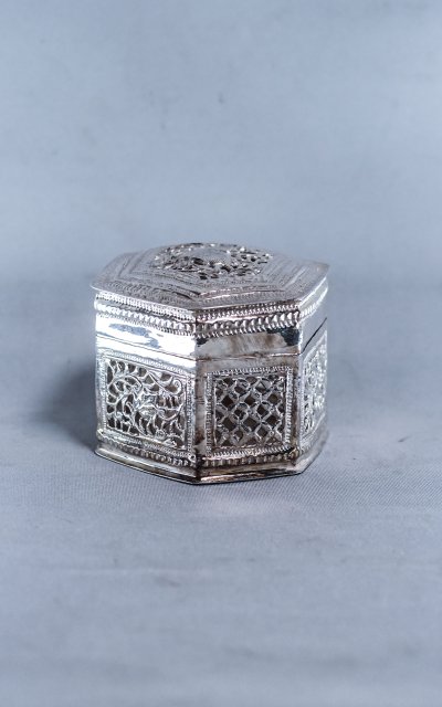 Hexagonal silver betel lime box Burma 79g