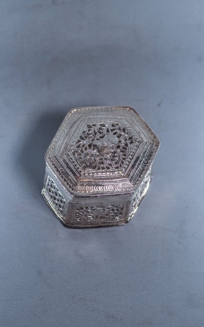 Hexagonal silver betel lime box Burma 79g