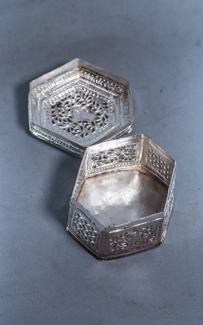 Hexagonal silver betel lime box Burma 79g
