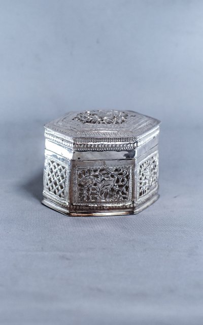 Hexagonal silver betel lime box Burma 79g