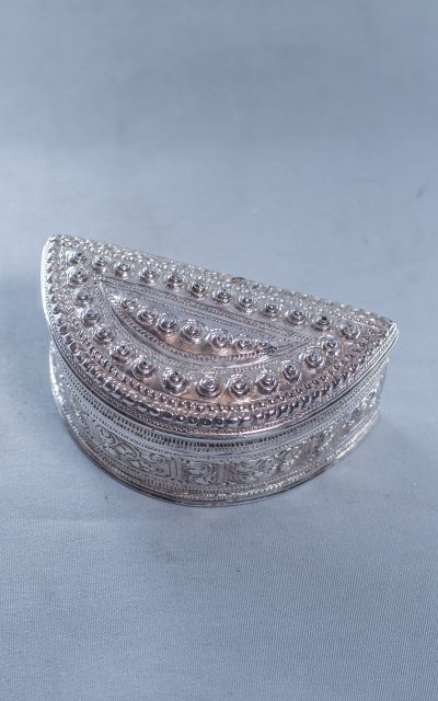 Scatola di betel lime birmana d'argento a mezza luna 117g