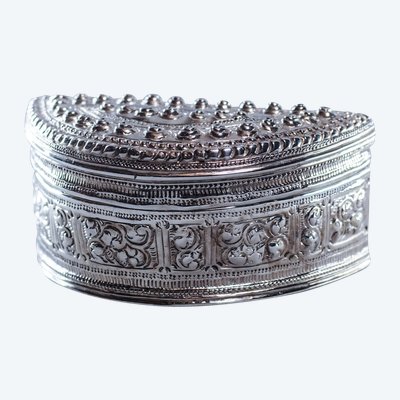 Scatola di betel lime birmana d'argento a mezza luna 117g