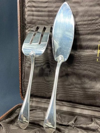 Servizio di pesce Luigi XV Ravinet d'Enfert in argento con filetto di violino