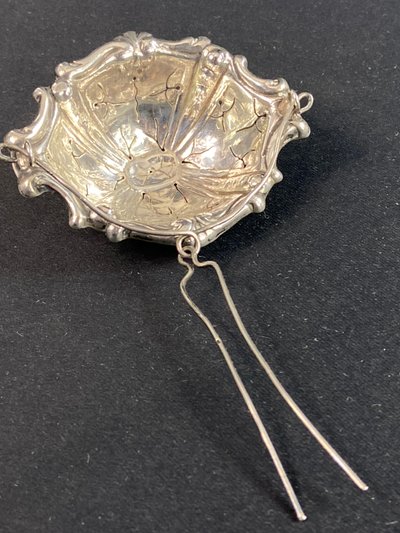 Passe-thé aus massivem Silber im Stil von Louis XV