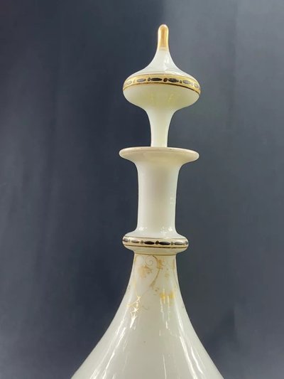 Decanter da notte in opalina bianca con riflessi dorati dell'inizio del XIX secolo