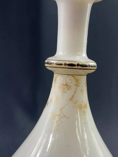 Decanter da notte in opalina bianca con riflessi dorati dell'inizio del XIX secolo