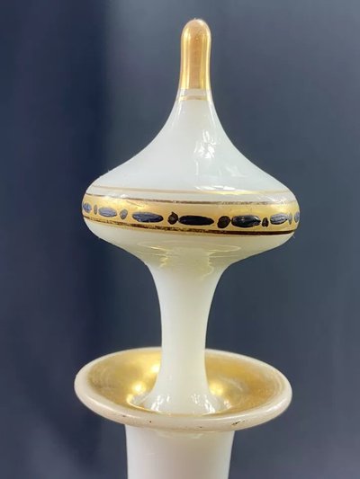 Decanter da notte in opalina bianca con riflessi dorati dell'inizio del XIX secolo