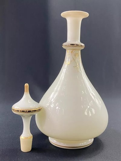 Decanter da notte in opalina bianca con riflessi dorati dell'inizio del XIX secolo