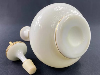 Decanter da notte in opalina bianca con riflessi dorati dell'inizio del XIX secolo