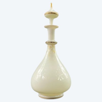 Decanter da notte in opalina bianca con riflessi dorati dell'inizio del XIX secolo
