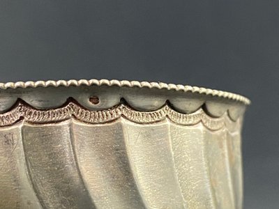 Ein Paar Salzstreuer aus massivem Silber mit Rüsselkäfer-Stempel