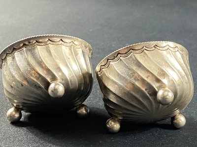 Ein Paar Salzstreuer aus massivem Silber mit Rüsselkäfer-Stempel
