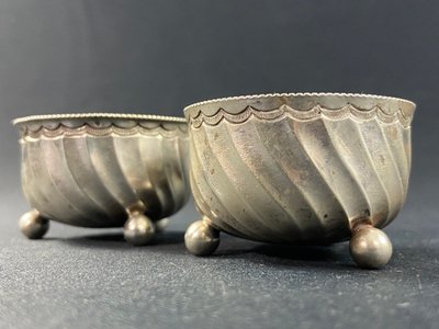 Ein Paar Salzstreuer aus massivem Silber mit Rüsselkäfer-Stempel