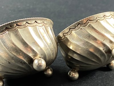 Ein Paar Salzstreuer aus massivem Silber mit Rüsselkäfer-Stempel