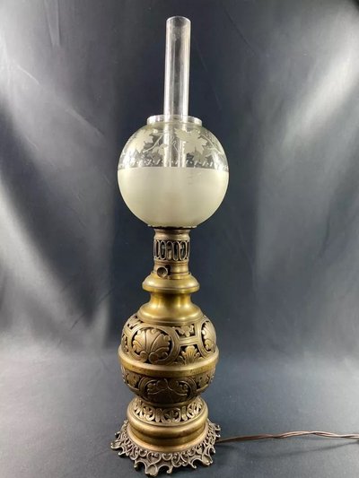 Grande lampe XIXe électrifiée en laiton à décor ajouré de style Louis XIII