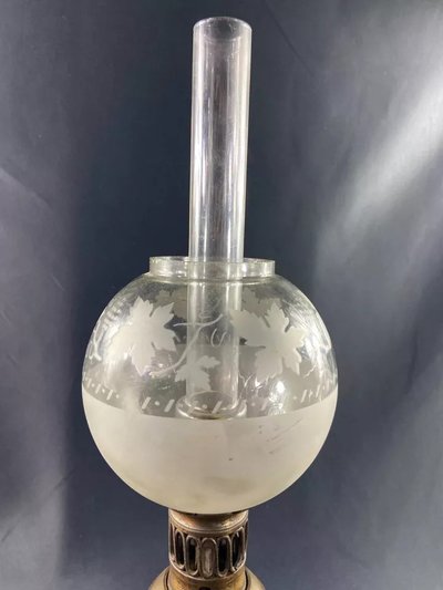 Grande lampe XIXe électrifiée en laiton à décor ajouré de style Louis XIII