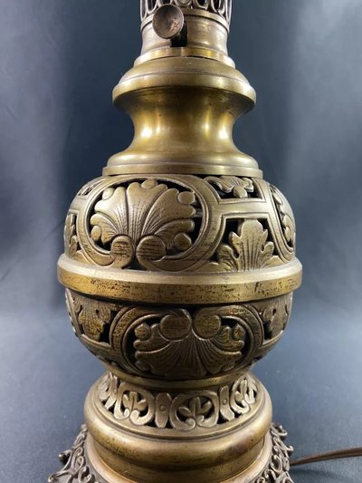 Grande lampe XIXe électrifiée en laiton à décor ajouré de style Louis XIII