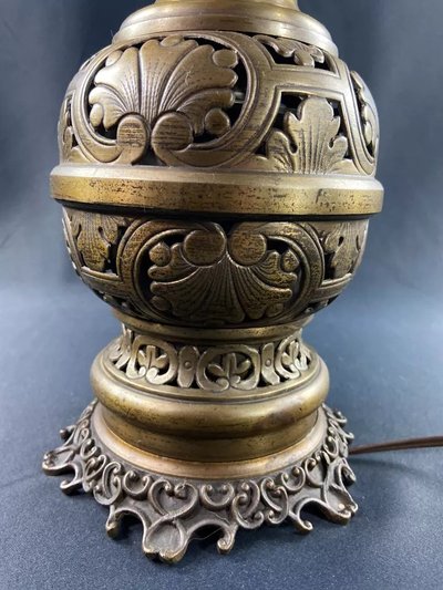 Grande lampe XIXe électrifiée en laiton à décor ajouré de style Louis XIII