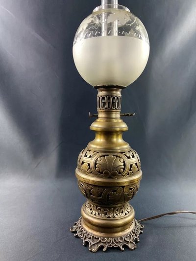 Grande lampe XIXe électrifiée en laiton à décor ajouré de style Louis XIII