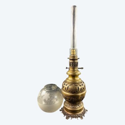 Grande lampe XIXe électrifiée en laiton à décor ajouré de style Louis XIII