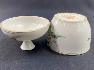 19th century Chinese porcelain covered bowl with ideograms