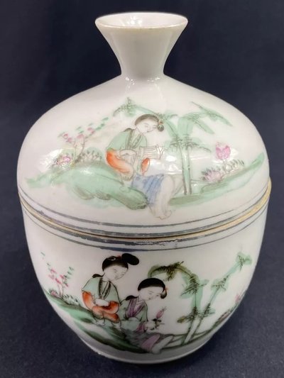 19th century Chinese porcelain covered bowl with ideograms
