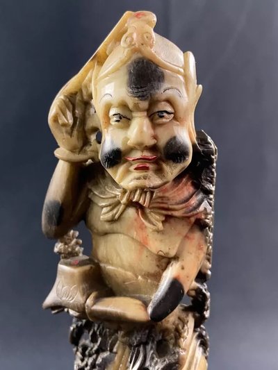 Soggetto intagliato in Pierre de Lard con figura Cina Estremo Oriente