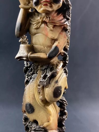 Soggetto intagliato in Pierre de Lard con figura Cina Estremo Oriente
