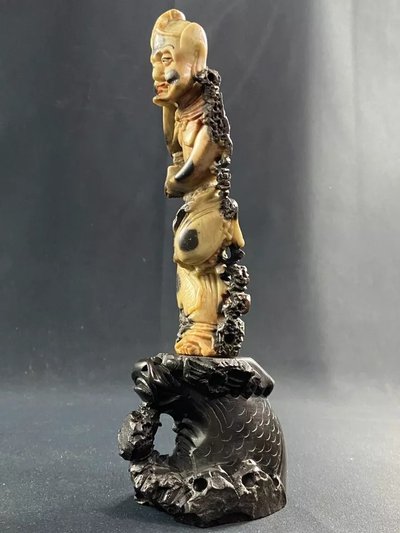 Soggetto intagliato in Pierre de Lard con figura Cina Estremo Oriente